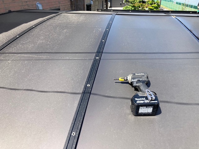 カーポート屋根の押え具の取り外し